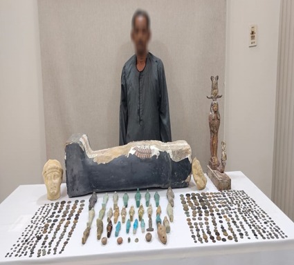 تماثيل وتمائم وعملات.. ضبط مزارع في بني سويف بحوزته 533 قطعة أثرية متنوعة